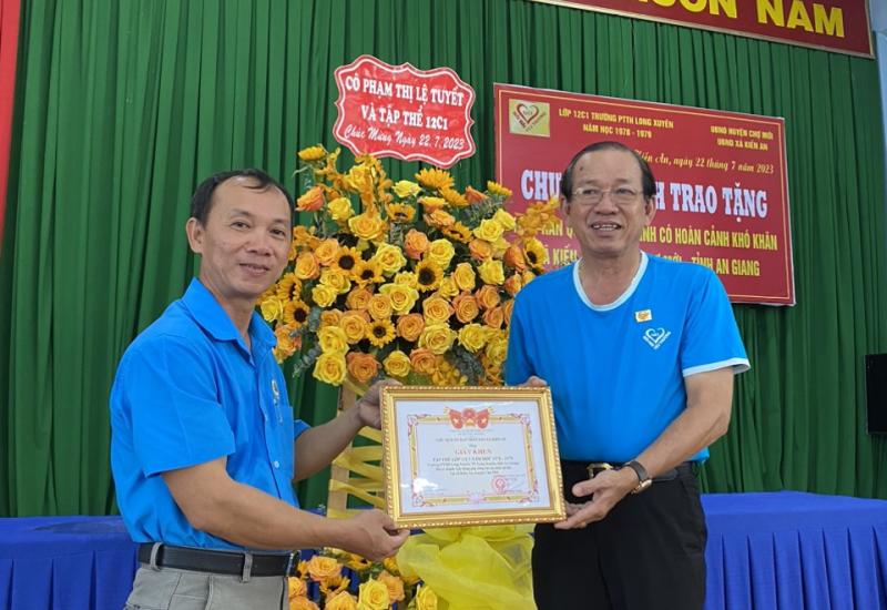 CHƯƠNG TRÌNH TRAO TẶNG QUÀ